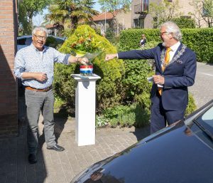 Ben Diependaal en burgemeester Piet Bruinooge