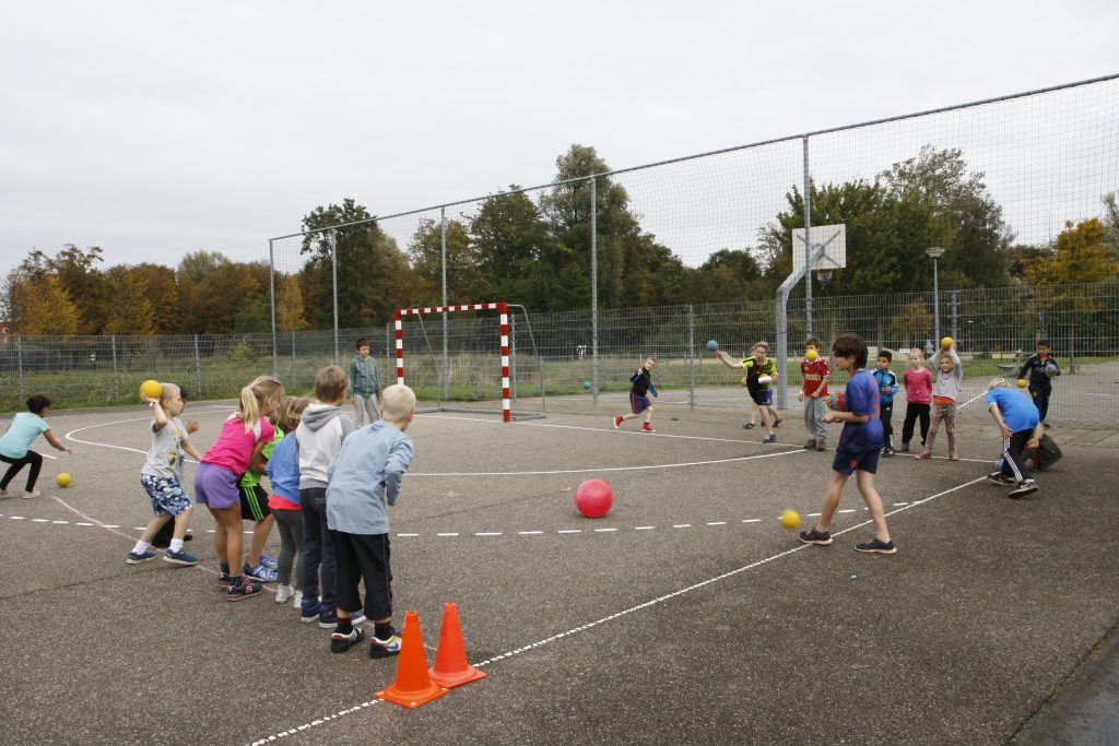 kinderen spelen een balspel