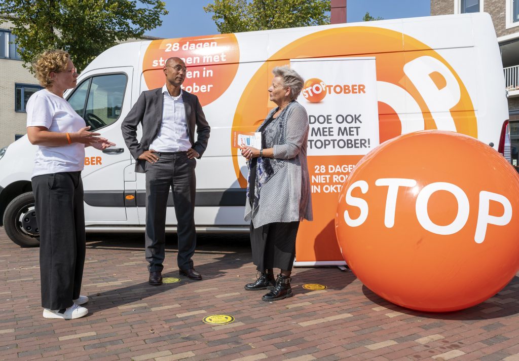 Vandaag stopte de Stoptober-camper in Alkmaar om aandacht te vragen voor de landelijke campagne om samen  te stoppen met roken (JJ Fotografie)