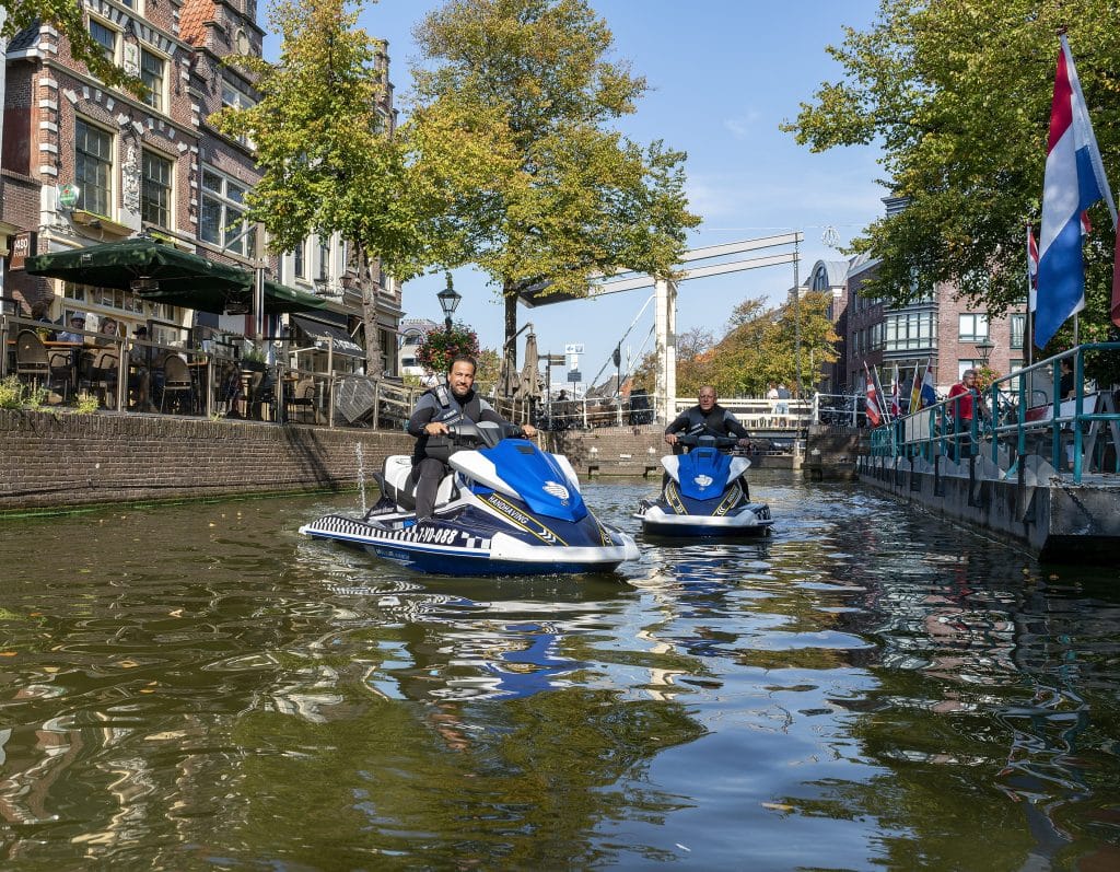 Waterhandhaving op de waterscooters door de Alkmaarse grachten