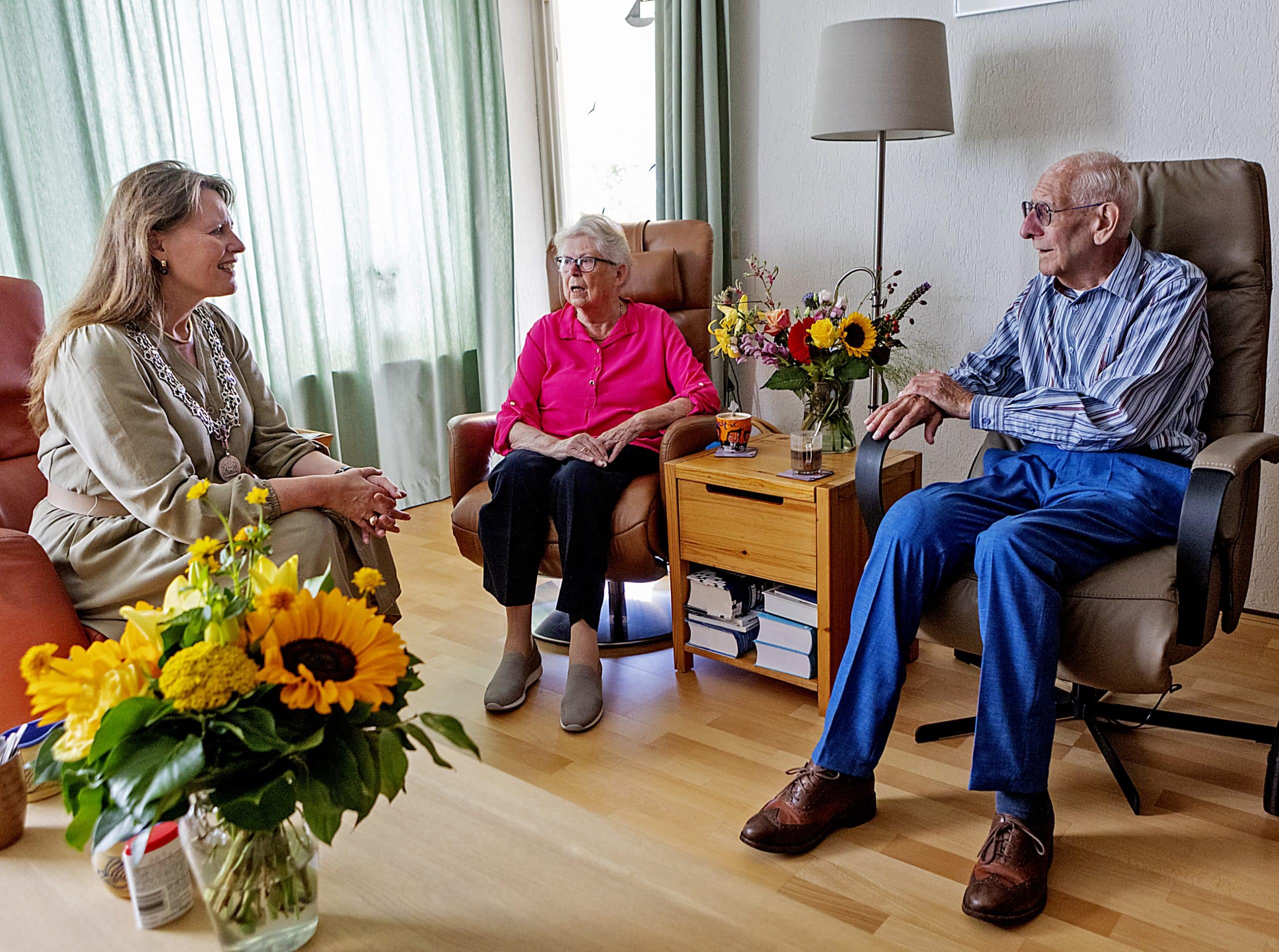 Burgemeester Anja Schouten op bezoek bij de heer en mevrouw Lingeman-Koolwijk.