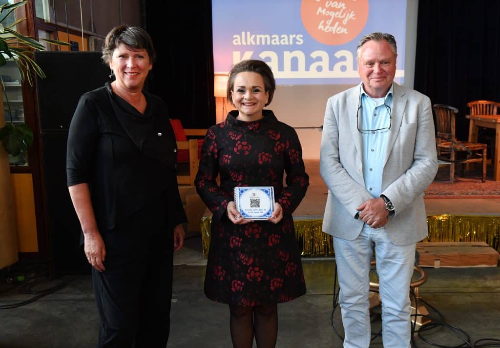 op de foto staan burgemeester mevrouw Rian van Dam van Hollands Kroon, Staatssecretaris Alexandra van Huffelen en Alkmaars wethouder John Hagens