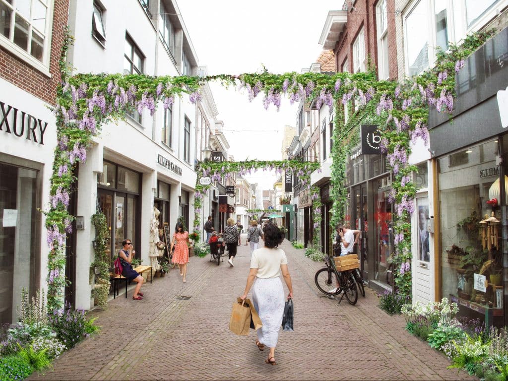 Een vrouw loopt door een 'prachtstraatje', een vergroend winkelstraat in Alkmaar
