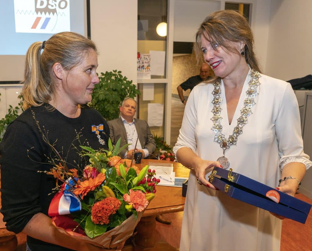 Mevrouw Venema-Steller ontvangt lintje van burgemeester Anja Schouten