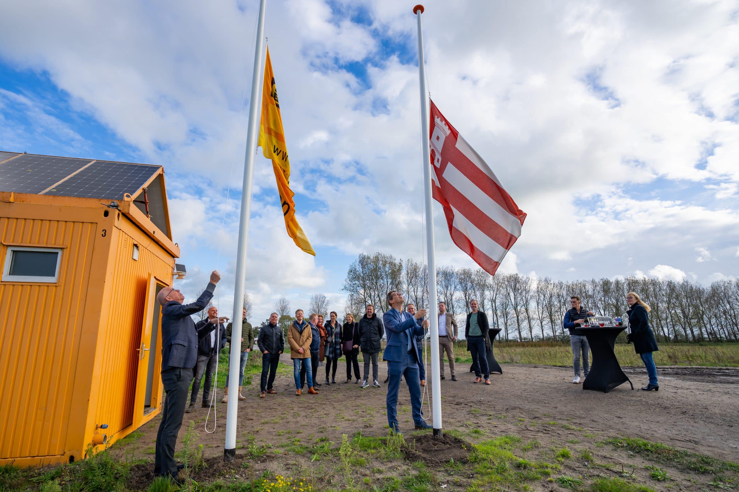 Het hijsen van de vlaggen door projectdirecteur Jan Visscher van Beens en wethouder Robert te Beest, als teken van de feestelijke start haven Boekelermeer. 