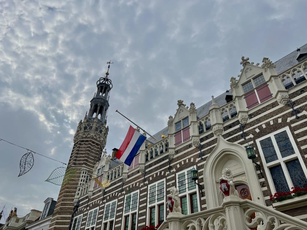 Dit is een foto van het Stadhuis in Alkmaar, de vlag hangt half stok.