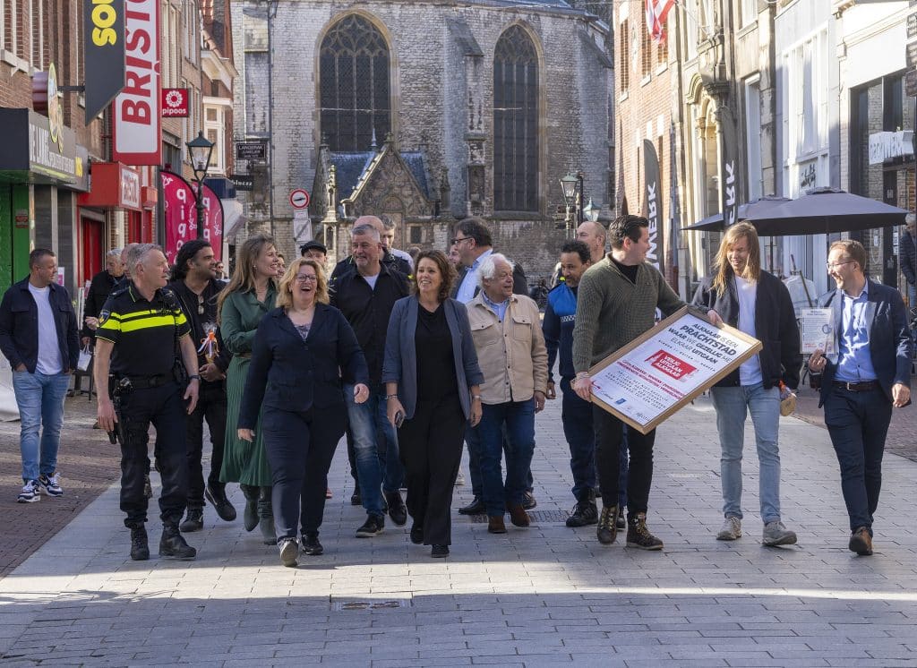 Op de foto staan de deelnemers aan het convenant Veilig Uitgaan in Alkmaar