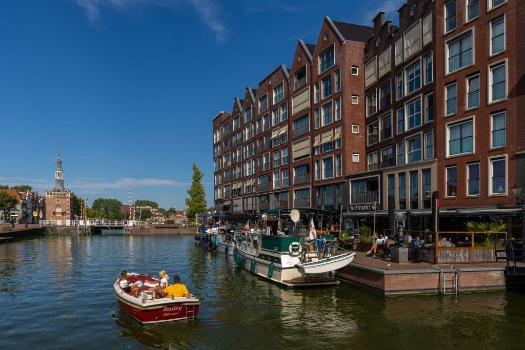 bootje op het water met toren en gebouw op de achtergrond