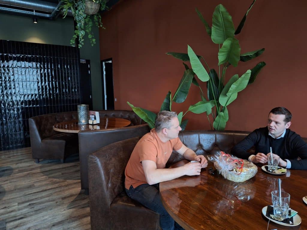 Ed Schouten (links op de foto) in gesprek met wethouder Christiaan Peetoom in Brasserie de Buurt