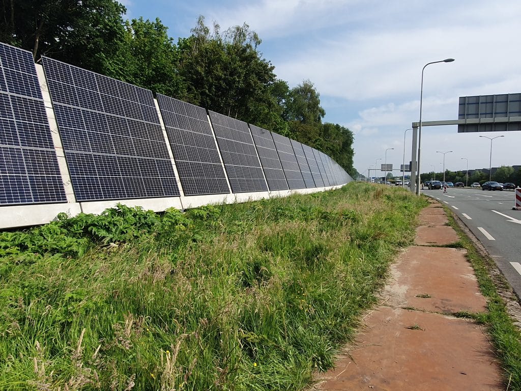 Het Energieleverend Geluidsscherm op de N242 met daarop zonnepanelen.