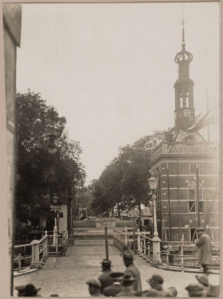 Gebouw (de Accijnstoren) naast de brug over de Bierkade in Alkmaar 