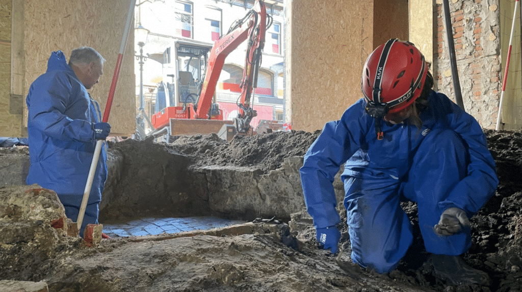 Twee archeologen aan het werk in Alkmaar. In het voormalig V&D Pand 