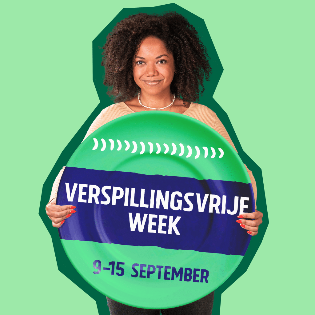 Vrouw die een groot etensbord vasthoudt met daarop de tekst Verspillingsvrije week 9-15 september