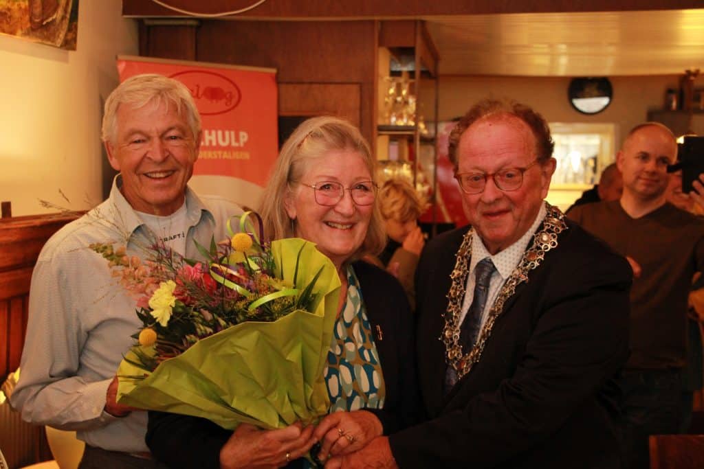 Tilly Bestevaar-Roobeek met loco-burgemeester Arie Epskamp, ​​die haar zojuist heeft geëerd met de ere-gouden insigne van de stad Alkmaar. Fotograaf R. Gunst