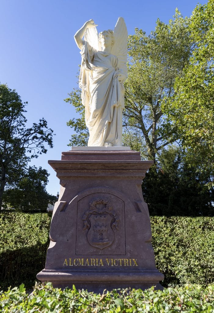 Op de foto het opgeknapt beeld van Vicorientje tegen een blauwe lucht.