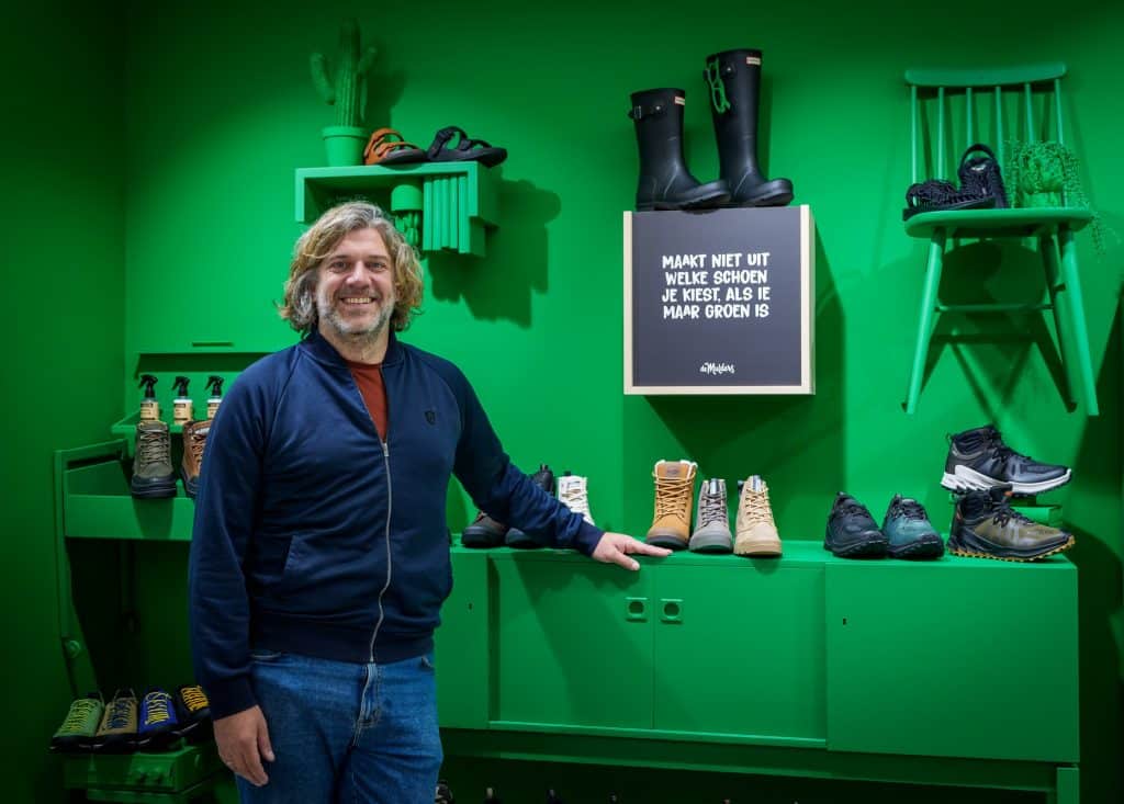 Bjorn Mulder in de winkel van De Mulders schoenen