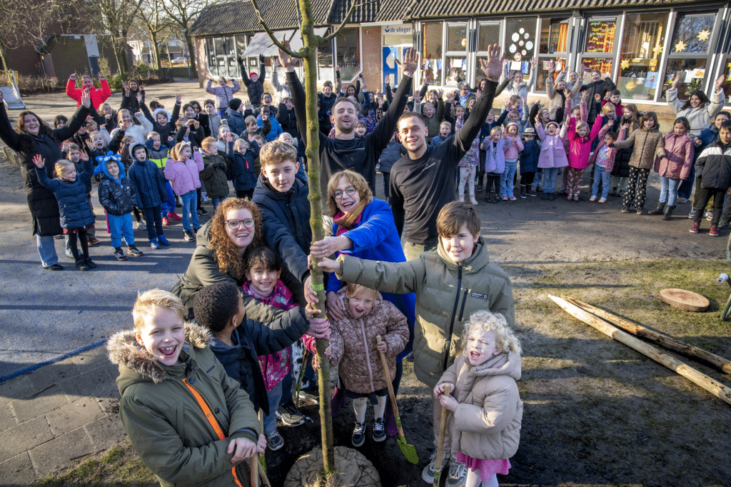 Gemeente Alkmaar plant 160 bomen op schoolpleinen