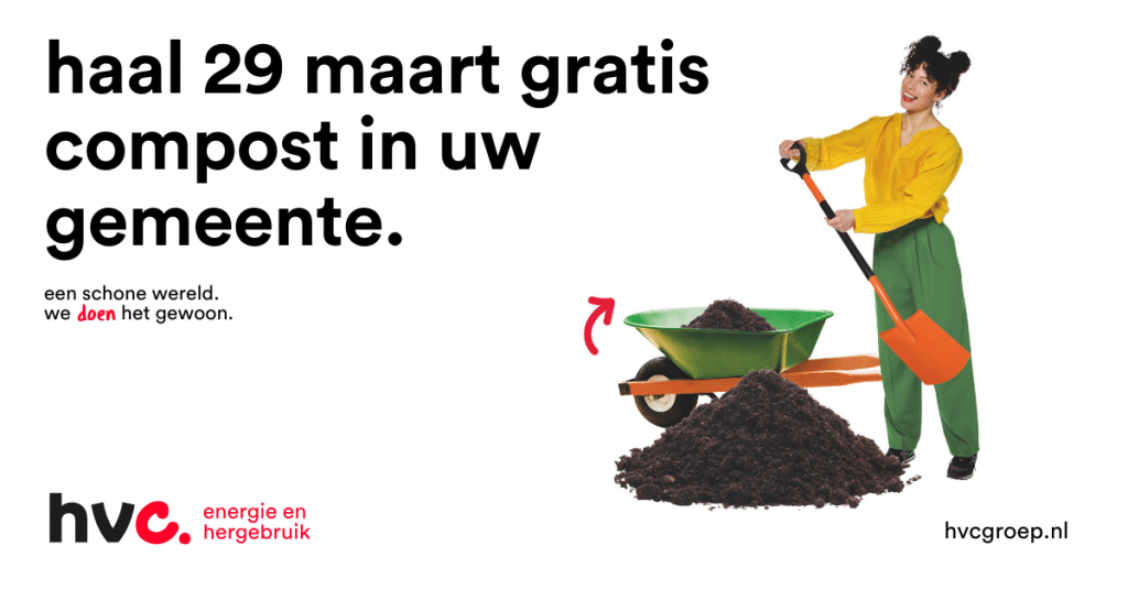 Promobanner van HVC met de oproep: Haal 29 maart gratis compost in uw gemeente. Daarnaast een vrouw met een schep in haar hand naast een hoop compost en een kruiwagen. 