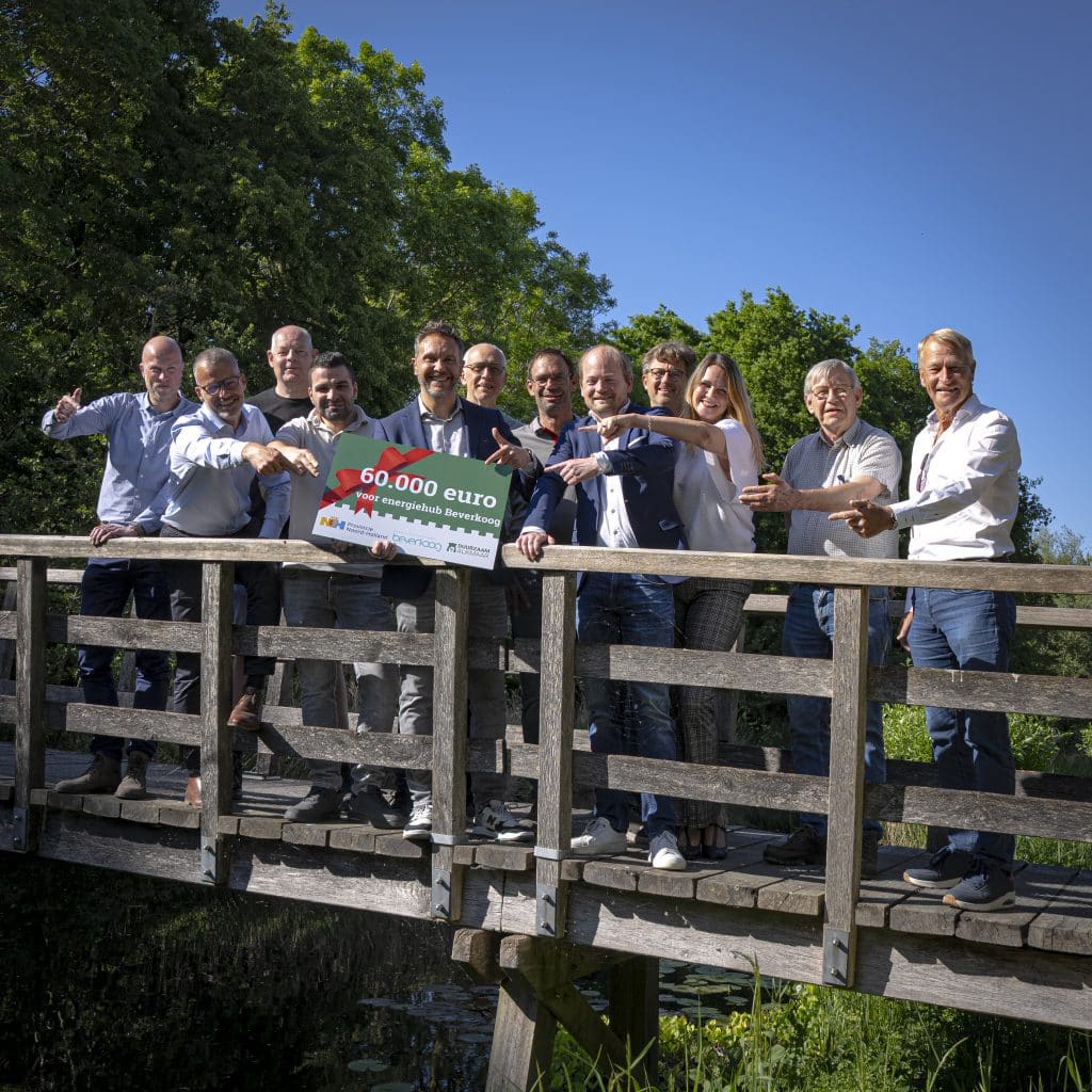 Een deel van de ondernemers van bedrijventerrein Beverkoog staan in een groep bij elkaar en houden een bord vast met daarop het bedrag van 60.000 euro.