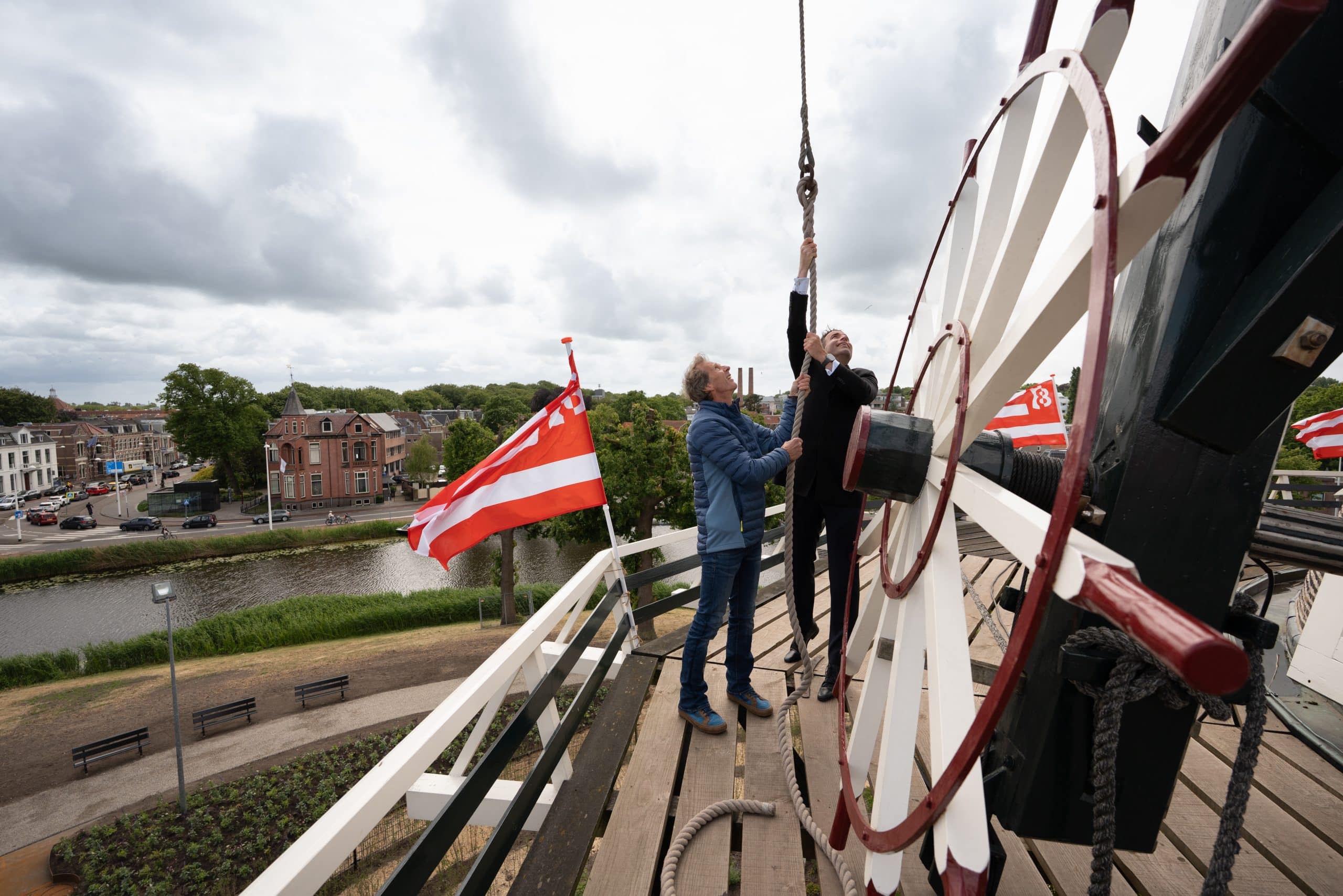 Molenaar Cees Piet en wethouder Jasper Nieuwenhuizen zetten de wieken in beweging.