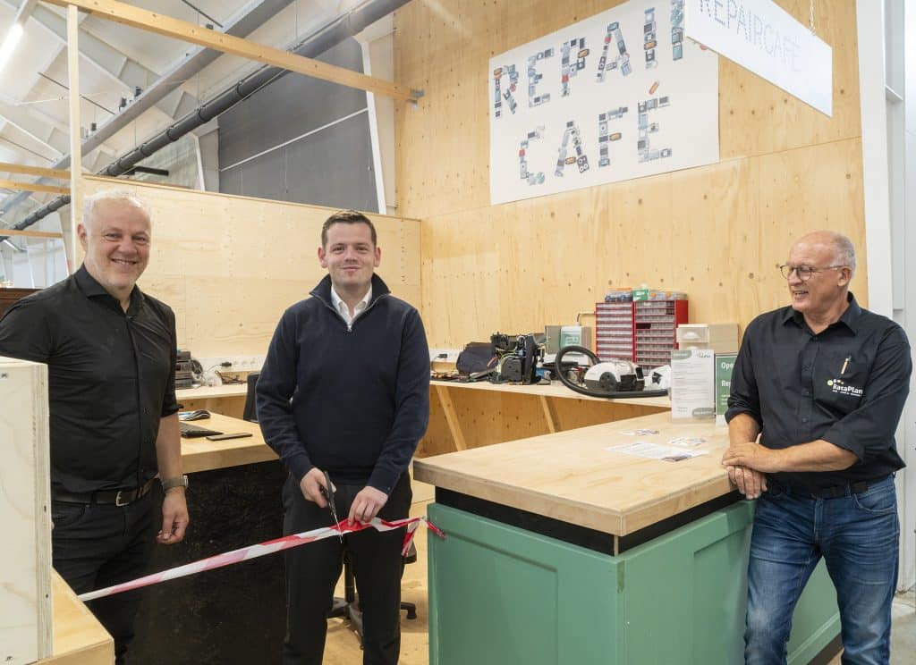 Gert-Jan Dekker van RataPlan en Wethouder Christiaan Peetoom openden feestelijk het Repair Café met het doorknippen van een lint.