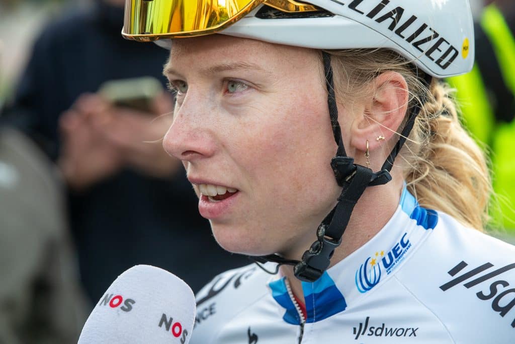 Close-up foto van wielrenster Lorena Wiebes tijdens de Simaac Ladies Tour 2024