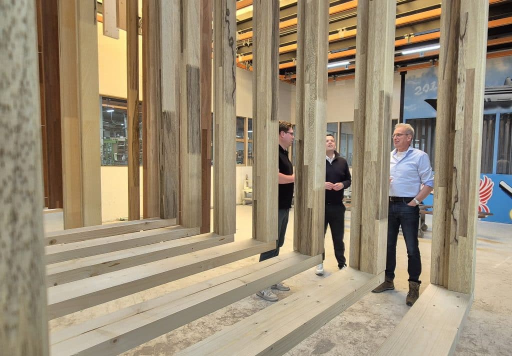 3 mannen bij een aantal kozijnenfabriek