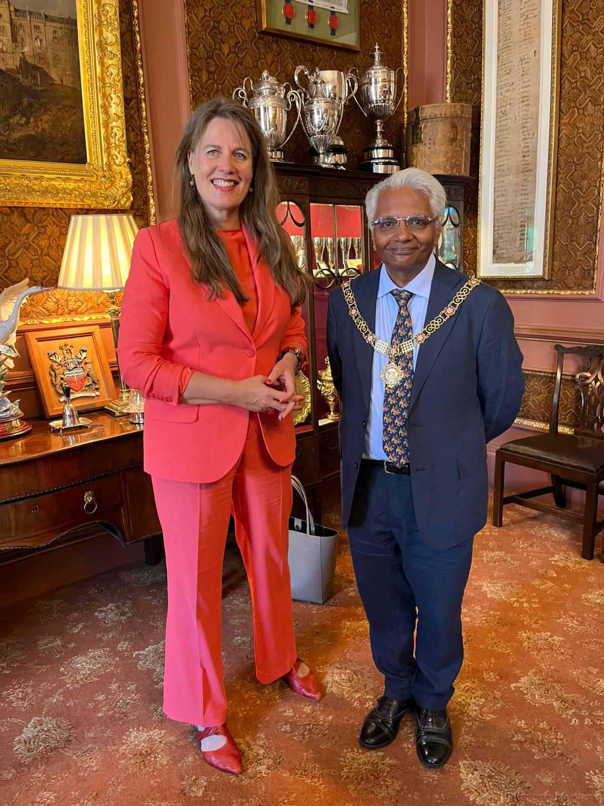 Burgemeester Anja Schouten en Bharat Pankhania, de burgemeester van Bath, staan in een statige kamer
