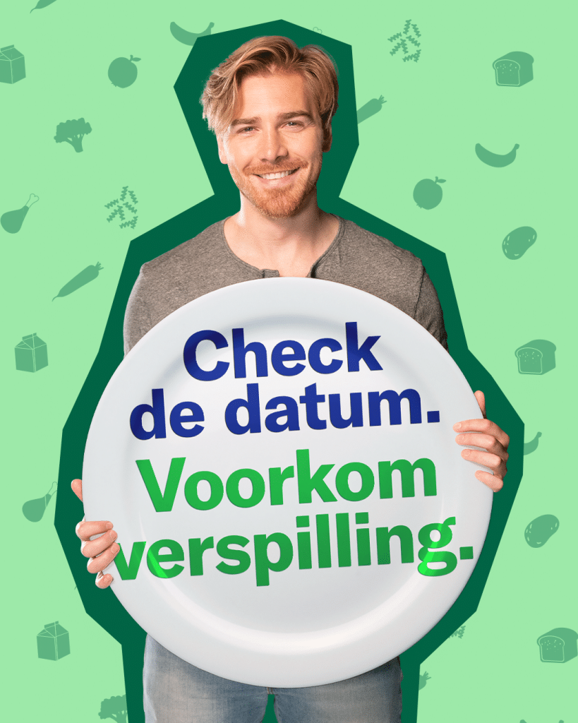 Campagnebeeld met man die een heel groot etensbord vasthoudt met daarop de tekst: Check de datum. Voorkom verspilling.