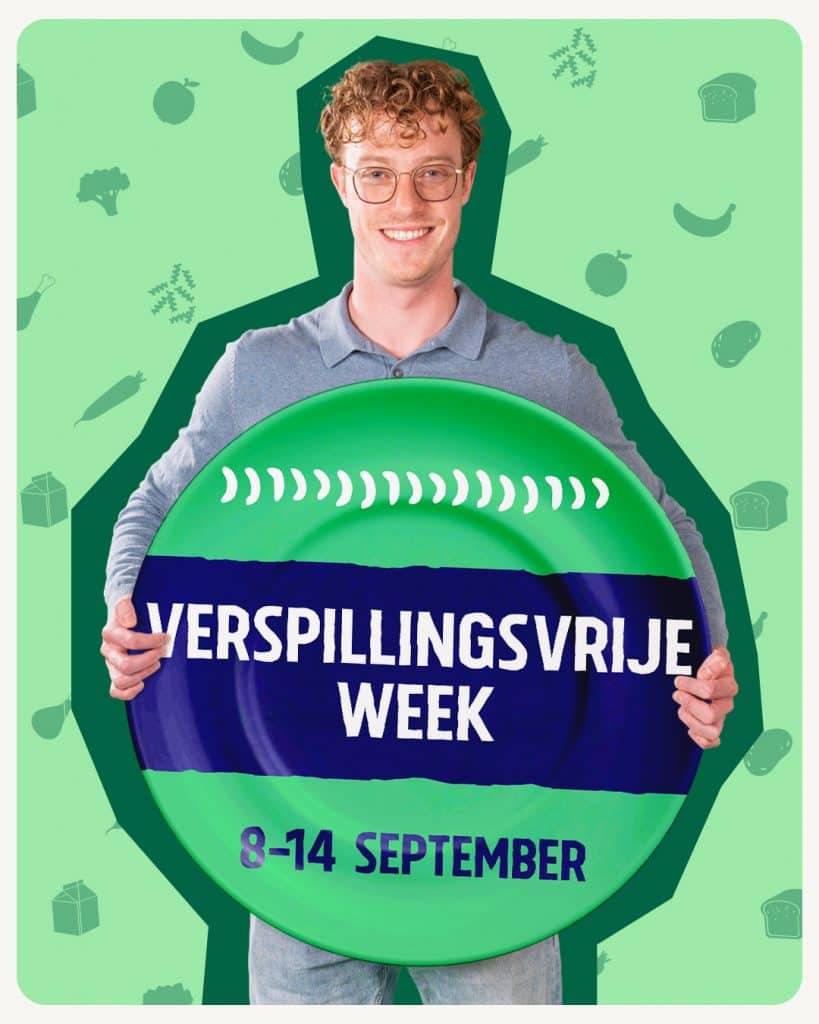 Campagnebeeld met man die een heel groot etensbord vasthoudt met daarop de tekst: Verspillingsvrije week 8-14 september