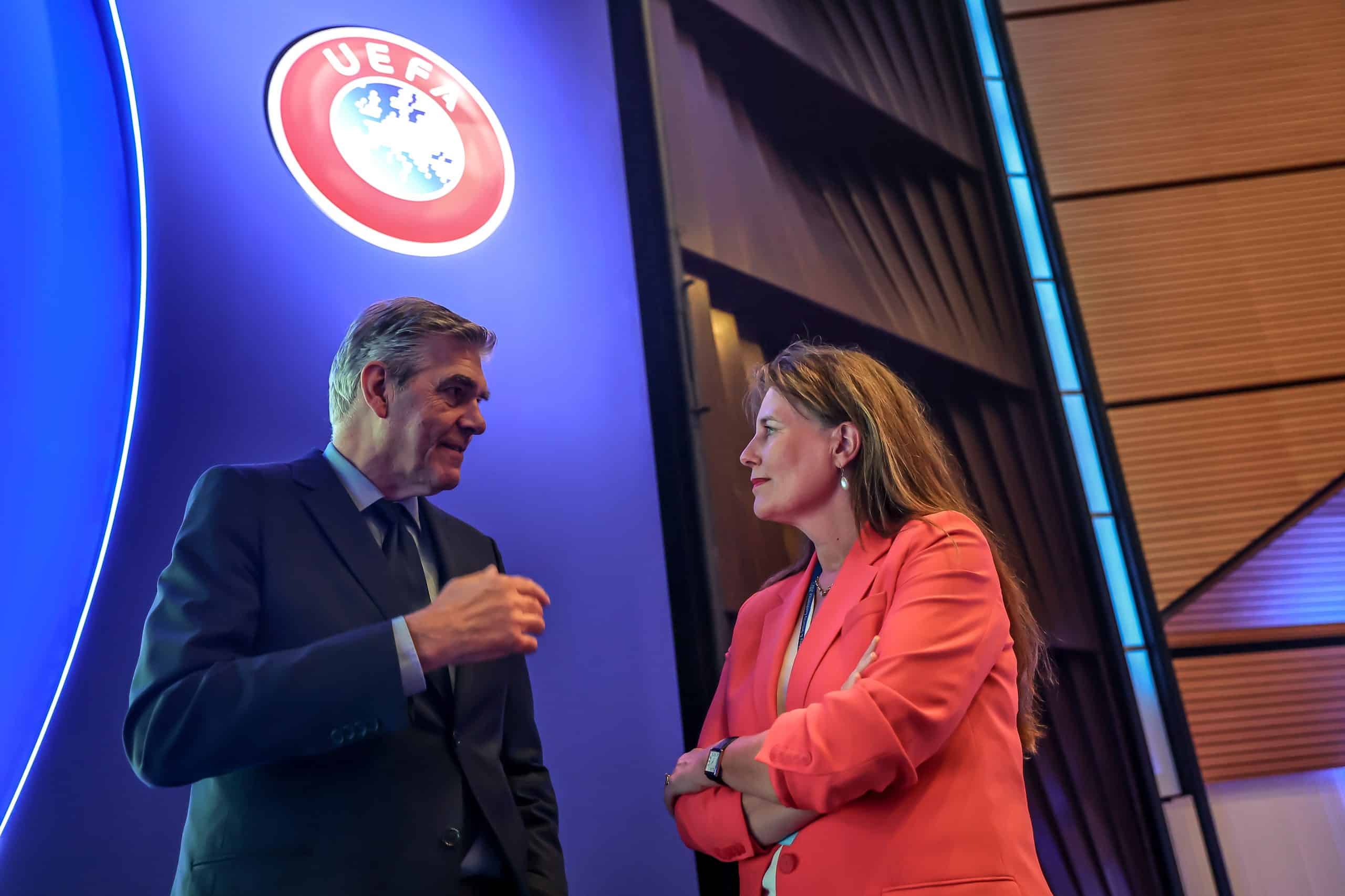 Burgemeester Anja Schouten in gesprek met Frank Paauw, voorzitter van de KNVB en lid van het UEFA Executive Committee.