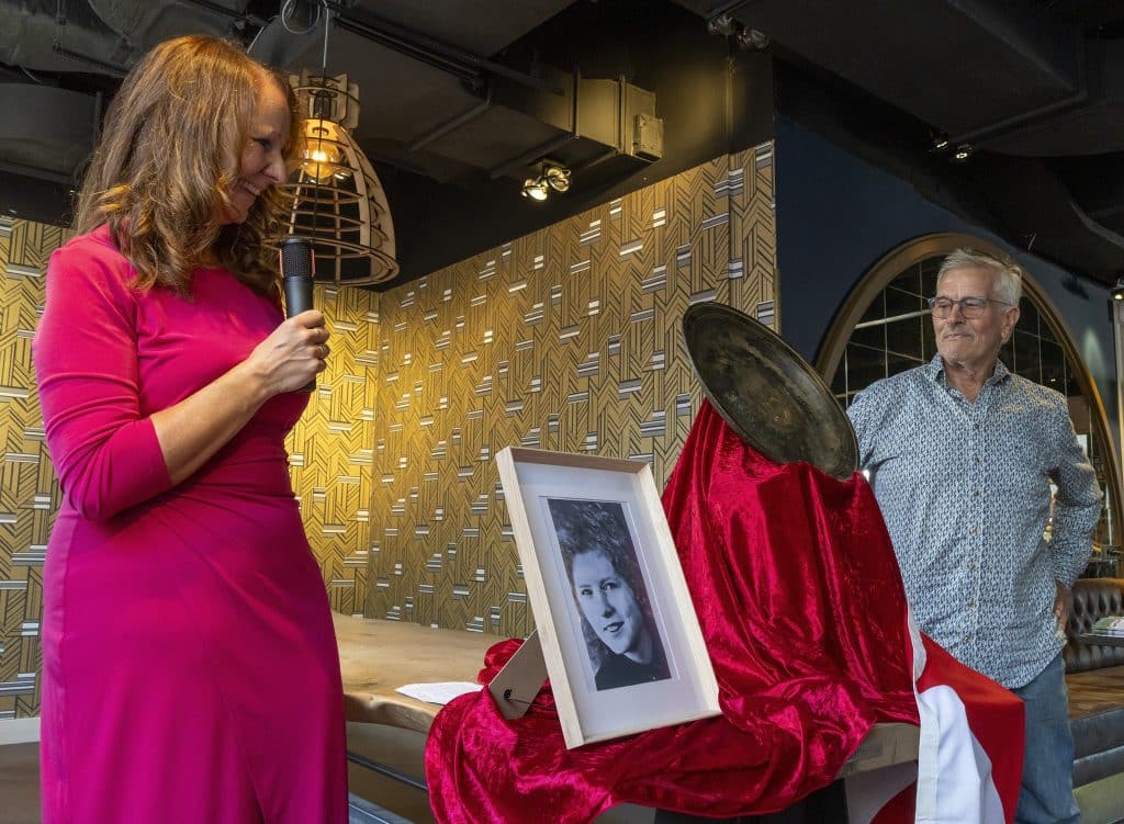 Archeologe Nancy de Jong presenteert samen met de schenker de schaal 