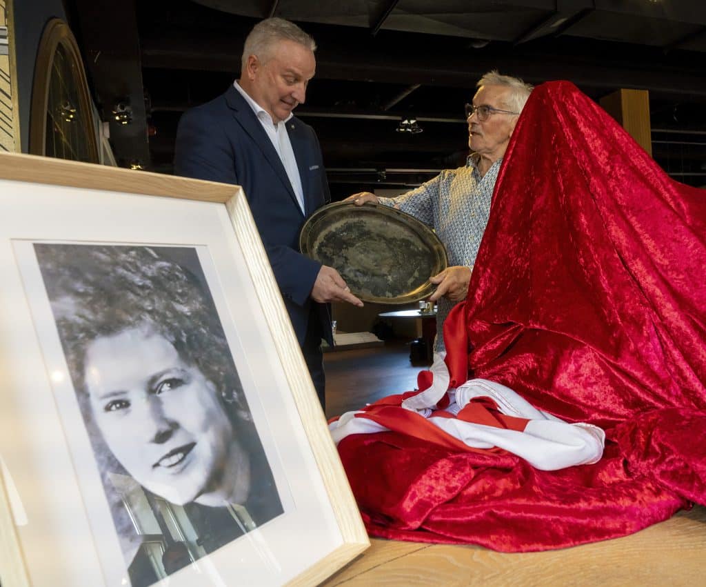Wethouder Jan Hoekzema neemt de schaal van Joep Fokker