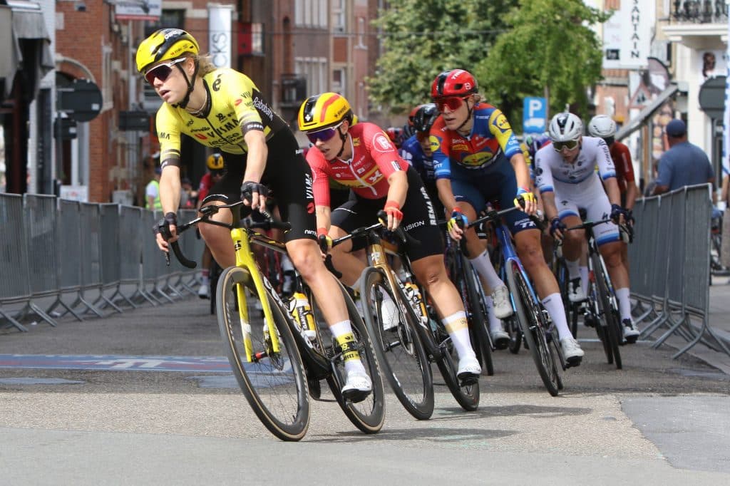 Foto van wielrensters die door de bocht fietsen
