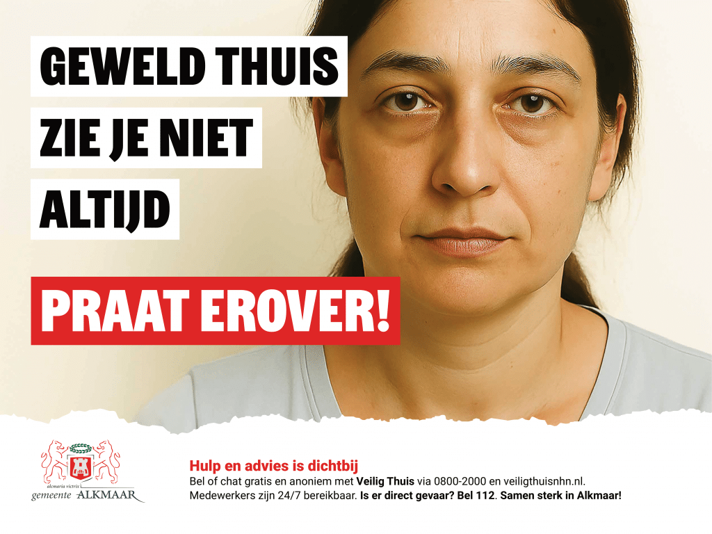 Op de poster is een vrouw te zien die oproept te praten over geweld thuis. Ook al is geweld thuis niet altijd te zien.
