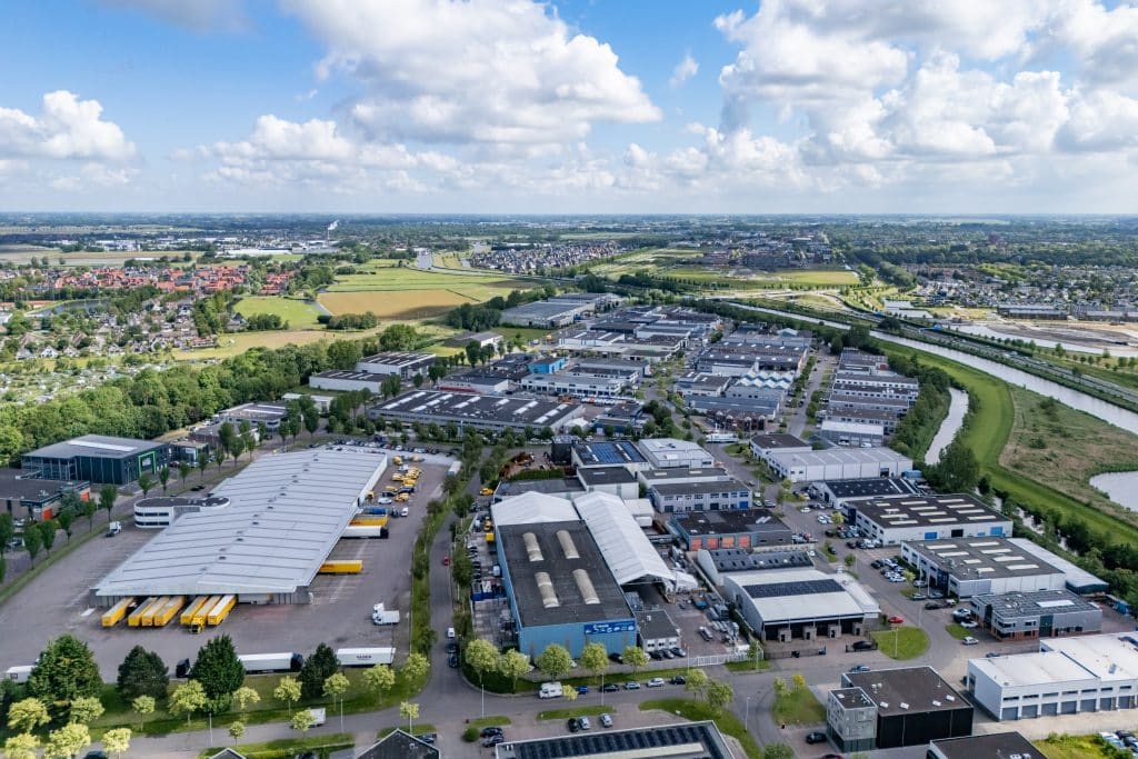 Dronefoto van bedrijventerrein De Beverkoog in Alkmaar