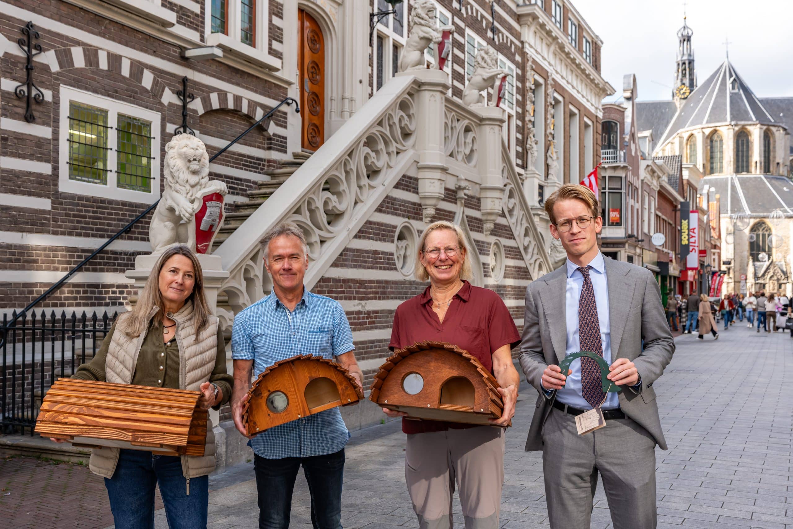 Winnaars van de wedstrijd Help de Egel op de Langestraat met hun egelhuis