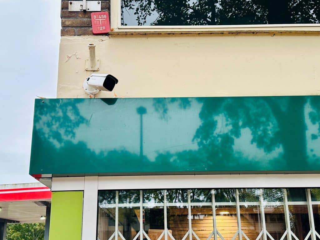 Een beveiligingscamera op de wand van een winkeelpand