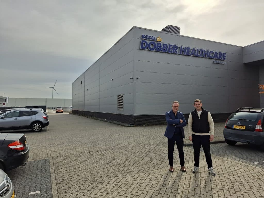 Op de foto 2 mannen voor het kantoor van Dobber Healthcare.