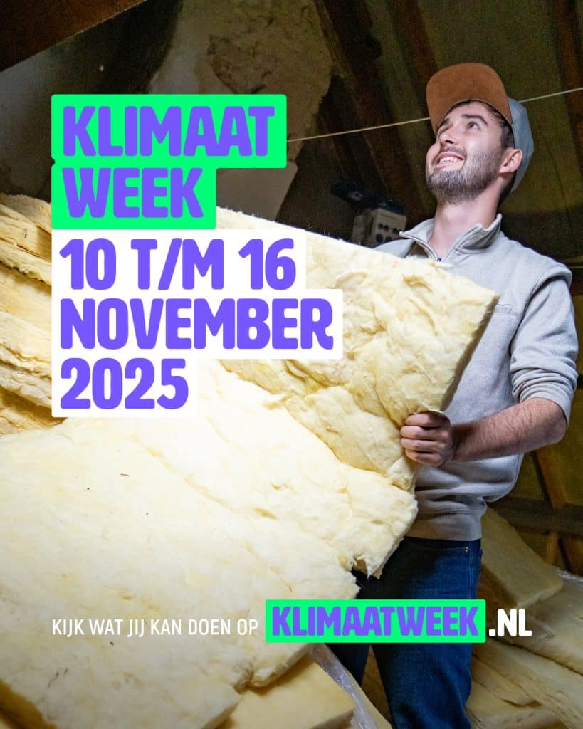 Een man houdt isolatiemateriaal vast. Daarvoor de tekst: Klimaatweek 10 t/m 16 november 2025