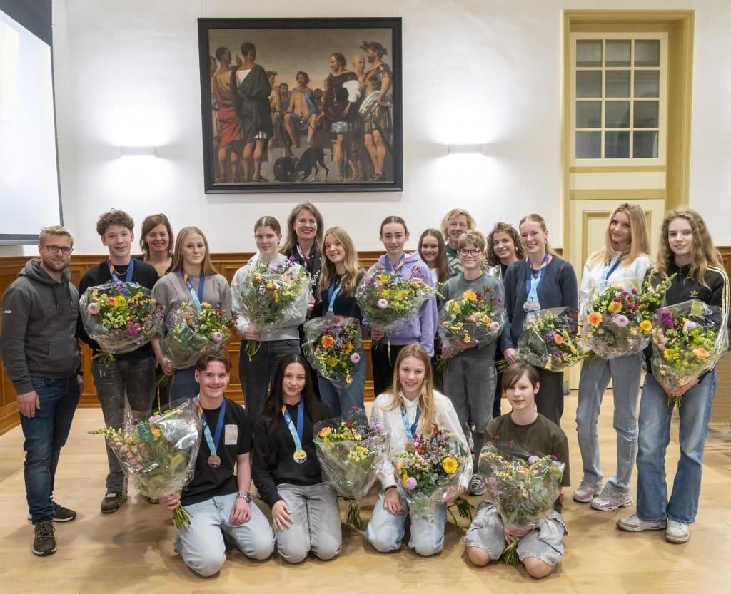 Groep mensen met bos bloemen