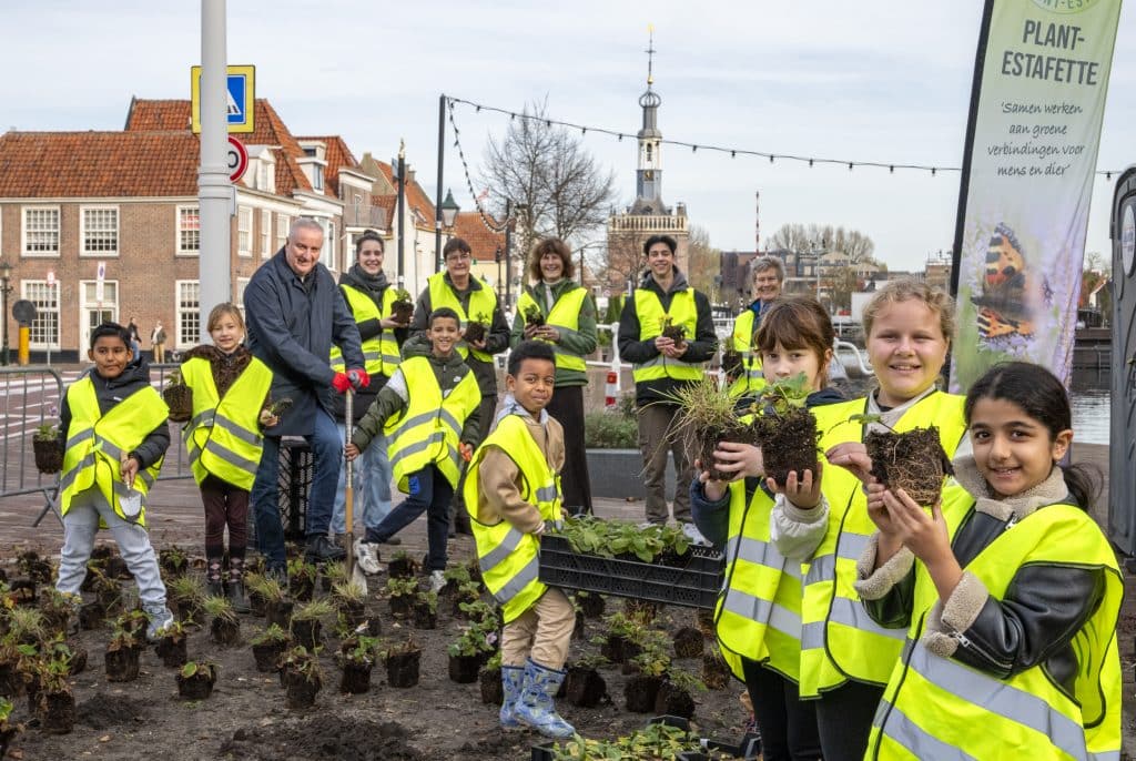 Foto met leerlingen en Matthiasschool met planten in hun handen.