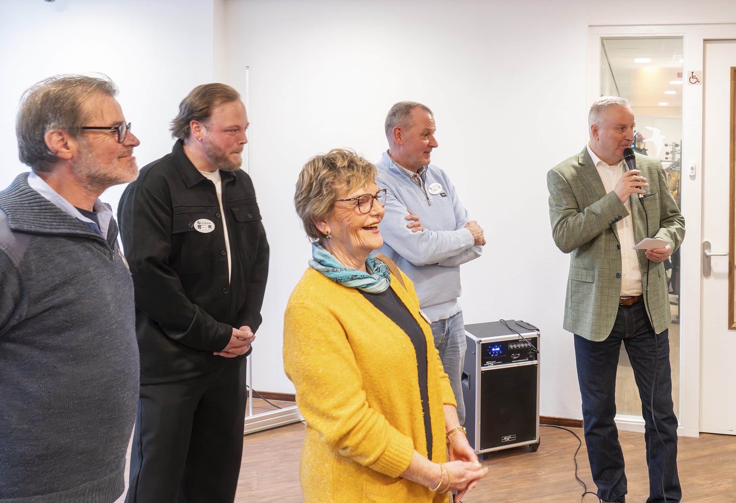 Vrijwilligers van de Wijkcontactpunten openen het eerste Wijkcontactpunt samen met wethouder Jan Hoekzema 