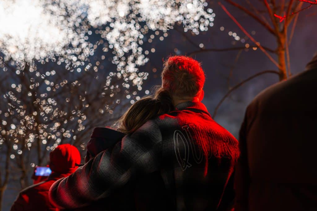 Man kijkt naar vuurwerk