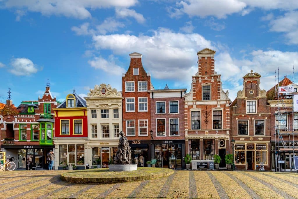 Historische gevels aan de Platte Stenenbrug in het centrum van Alkmaar.