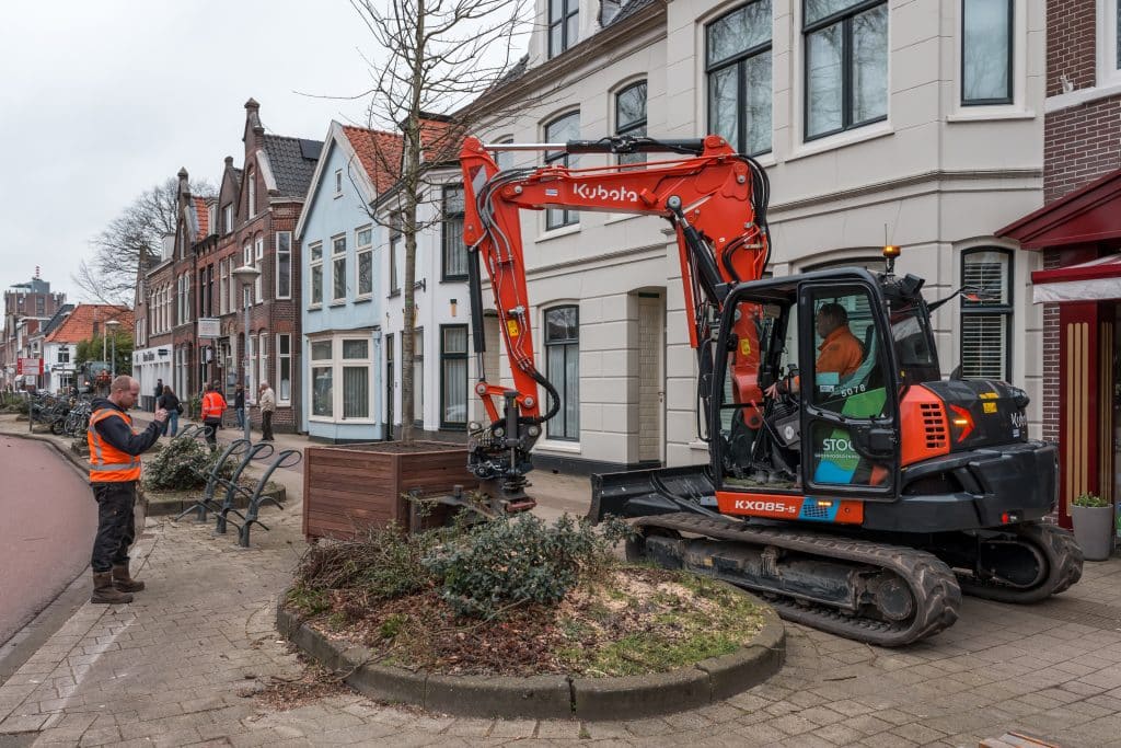Bomen worden geplaatst langs de Bergerhoutrotonde