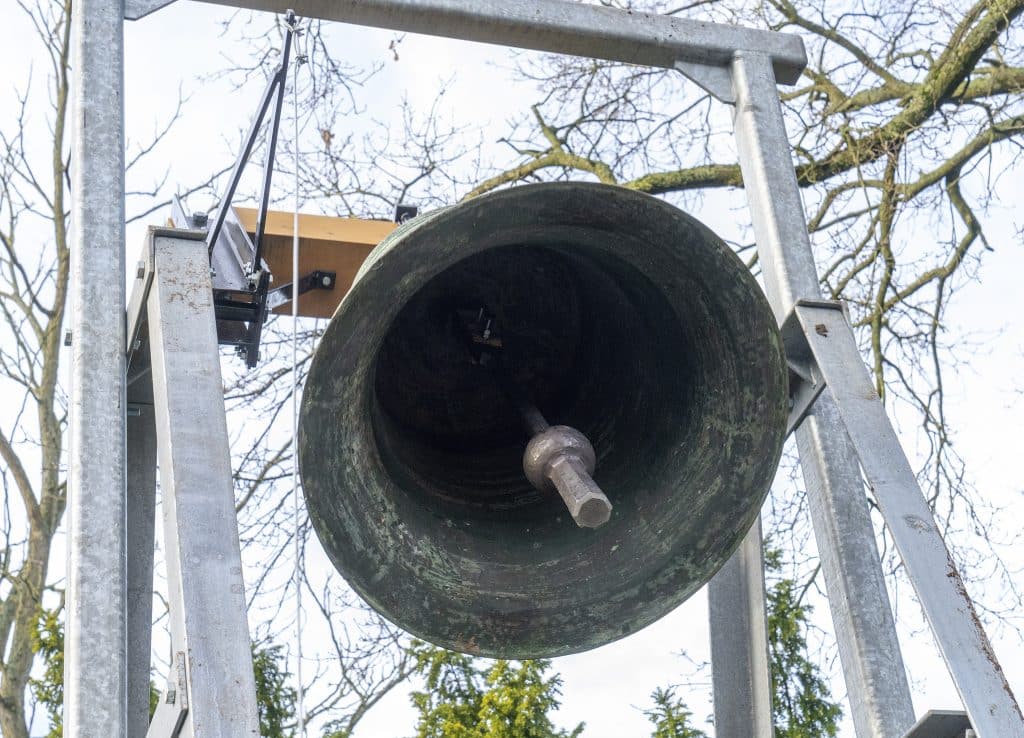 De Mariaklok van de Dominicuskerk hangt in een metalen frame op de Algemene Begraafplaats in Alkmaar.
