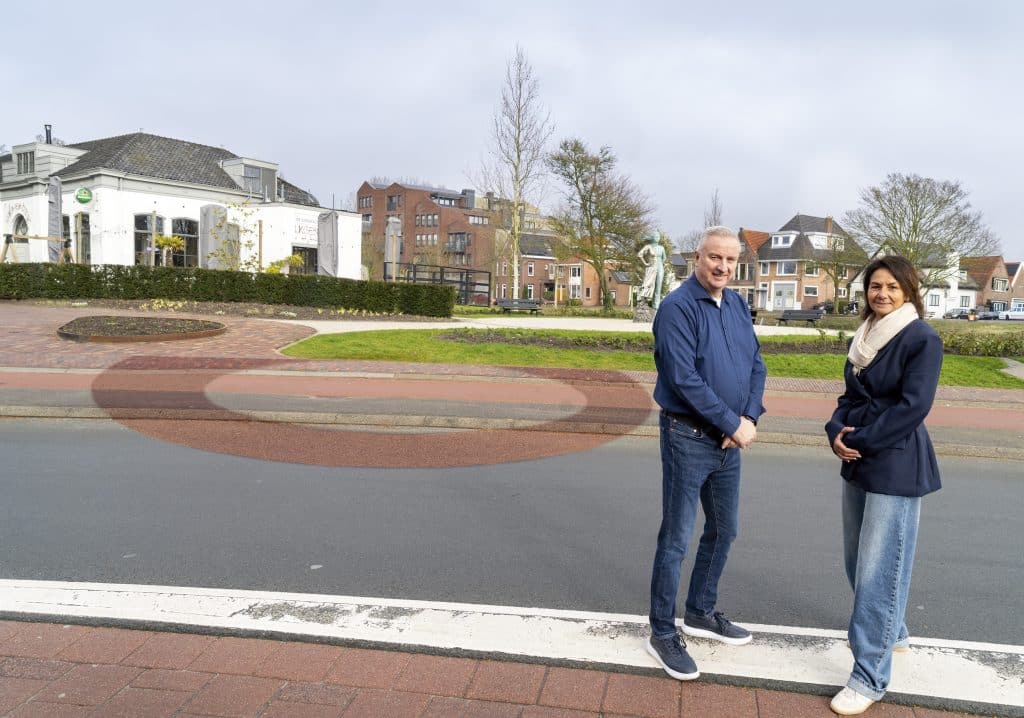 Wethouder Jan Hoekzema en raadslid Pien Bijl-Jellema staan bij de Wageweg in Alkmaar op de plek waar vroeger de Rode Toren stond.