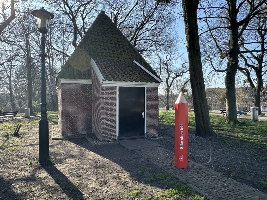 Het Kruithuisje op het Clarissenbolwerk met een rood verkiezingspotlood ervoor.