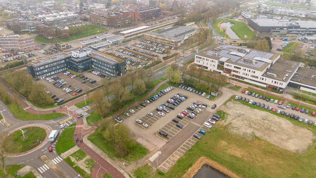 Luchtfoto van station Alkmaar Noord en de Hertog Aalbrechtweg met omliggende gebouwen, groen en wegen.